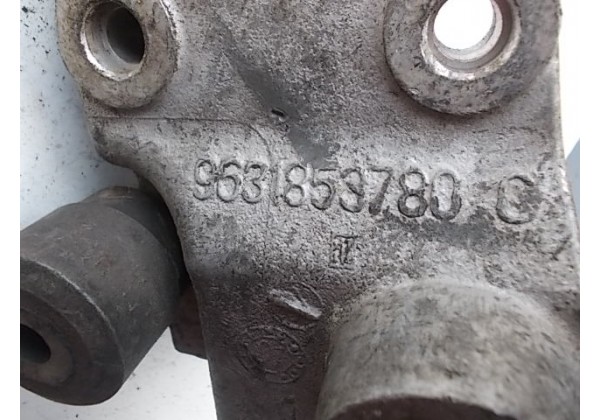 Кронштейн двигуна правий Citroen С5 1.8, 2.0, 9631853780